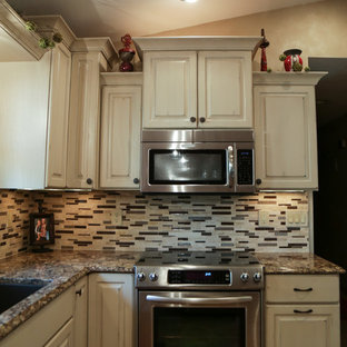 Imagen de cocina comedor en U, romántica, de tamaño medio, con fregadero bajoencimera, armarios con paneles con relieve, puertas de armario beige, encimera de cuarzo compacto, salpicadero multicolor, salpicadero de azulejos de cerámica, electrodomésticos de acero inoxidable, suelo de baldosas de cerámica y península