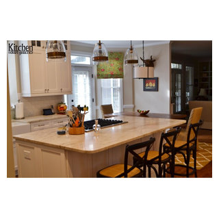 Warm and Inviting White Kitchen with Island - Cuisine - Raleigh - par ...