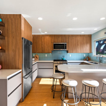 Warm Mid-Century-Modern Kitchen