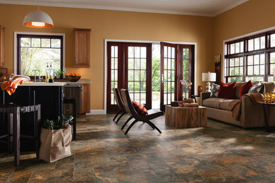 Foto di una grande cucina classica con ante con riquadro incassato, ante in legno chiaro, top in quarzo composito, pavimento in ardesia e pavimento beige