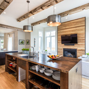 Ejemplo de cocina en U, contemporánea, grande, abierta, con puertas de armario grises, encimera de mármol, salpicadero blanco, electrodomésticos de acero inoxidable, suelo de madera clara y una isla