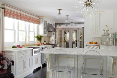 На фото: кухня в стиле неоклассика (современная классика) с врезной мойкой, белыми фасадами и техникой из нержавеющей стали с