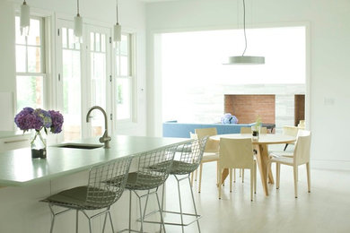 Foto de cocina comedor minimalista con fregadero bajoencimera, puertas de armario blancas y barras de cocina