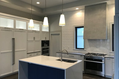 Photo of a modern kitchen in Milwaukee.