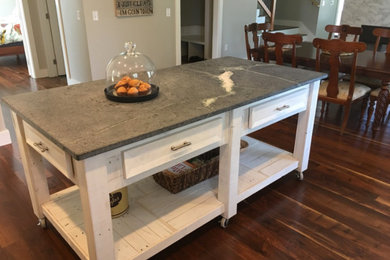 Example of a mid-sized cottage l-shaped dark wood floor eat-in kitchen design in Richmond with white cabinets, soapstone countertops, an island, a farmhouse sink, shaker cabinets, white backsplash, ceramic backsplash and stainless steel appliances