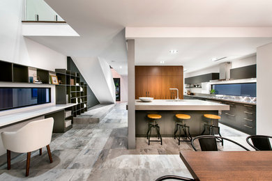 Moderne Küche mit Porzellan-Bodenfliesen, flächenbündigen Schrankfronten, grauen Schränken und Kücheninsel in Perth