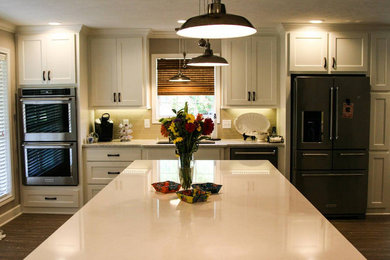 ダラスにある高級な広いトラディショナルスタイルのおしゃれなキッチン (アンダーカウンターシンク、シェーカースタイル扉のキャビネット、白いキャビネット、クオーツストーンカウンター、ベージュキッチンパネル、サブウェイタイルのキッチンパネル、シルバーの調理設備、クッションフロア、茶色い床、白いキッチンカウンター) の写真