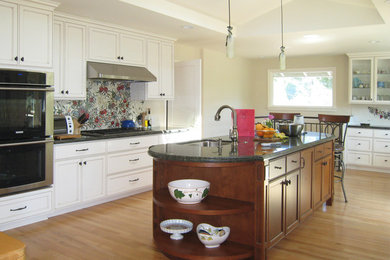 Example of a classic kitchen design in San Francisco