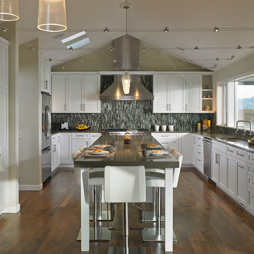 Welcoming Modern Kitchen