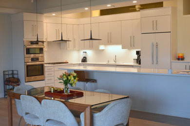 ボストンにある広いコンテンポラリースタイルのおしゃれなキッチン (フラットパネル扉のキャビネット、白いキャビネット、クオーツストーンカウンター、白いキッチンパネル、モザイクタイルのキッチンパネル、黄色いキッチンカウンター) の写真