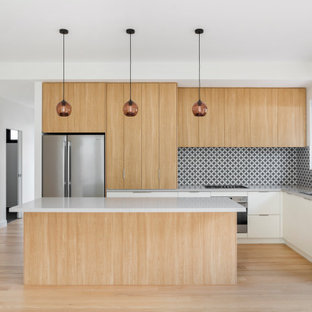 75+ Küchen mit Mineralwerkstoff-Arbeitsplatte und Küchenrückwand in