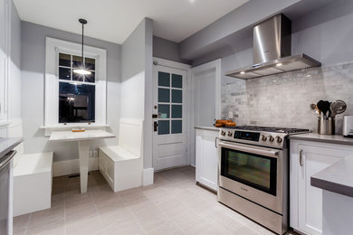 Eat-in kitchen - mid-sized transitional l-shaped eat-in kitchen idea with an undermount sink, shaker cabinets, white cabinets, quartz countertops, multicolored backsplash, subway tile backsplash, stainless steel appliances and a peninsula