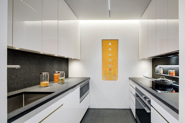 Contemporary Kitchen by Lilian H. Weinreich, Architects