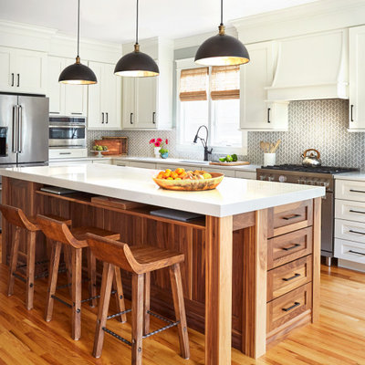 Mid-sized country l-shaped medium tone wood floor and brown floor open concept kitchen photo in DC Metro with an undermount sink, shaker cabinets, white cabinets, quartz countertops, gray backsplash, porcelain backsplash, stainless steel appliances, an island and white countertops