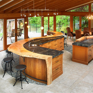 Imagen de cocina comedor rústica con puertas de armario de madera oscura, armarios estilo shaker y encimera de madera