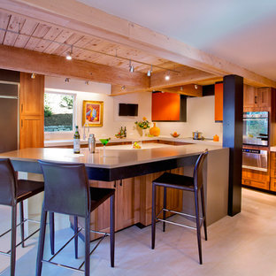 Ispirazione per una cucina a L minimalista con nessun'anta, ante arancioni, top in quarzo composito, paraspruzzi beige, paraspruzzi in lastra di pietra e elettrodomestici da incasso