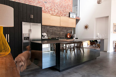Industrial Küche mit dunklen Holzschränken und Kücheninsel in Perth