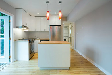 Kitchen - modern kitchen idea in Vancouver