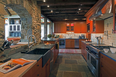 ボルチモアにあるエクレクティックスタイルのおしゃれなキッチン (シルバーの調理設備、ソープストーンカウンター、一体型シンク、スレートの床、茶色いキャビネット) の写真