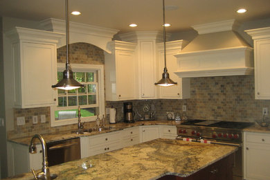 Exempel på ett klassiskt kök, med vita skåp, granitbänkskiva, beige stänkskydd, stänkskydd i stenkakel, rostfria vitvaror och en köksö