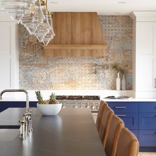Esempio di un'ampia cucina classica con lavello sottopiano, ante in stile shaker, ante blu, top in quarzo composito, elettrodomestici da incasso, parquet chiaro, pavimento marrone e top blu