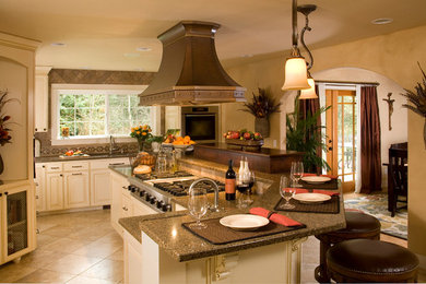 シアトルにあるラグジュアリーな広いトラディショナルスタイルのおしゃれなキッチン (アンダーカウンターシンク、クオーツストーンカウンター、ベージュキッチンパネル、シルバーの調理設備、トラバーチンの床) の写真