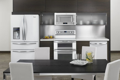 Imagen de cocina moderna con electrodomésticos blancos