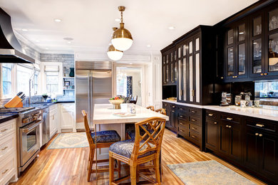 ミネアポリスにあるトラディショナルスタイルのおしゃれなアイランドキッチン (フラットパネル扉のキャビネット、白いキャビネット、クオーツストーンカウンター、グレーのキッチンパネル、サブウェイタイルのキッチンパネル) の写真