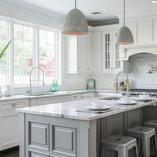 Esempio di una grande cucina a L tradizionale con lavello sottopiano, ante bianche, paraspruzzi bianco, paraspruzzi con piastrelle diamantate, parquet scuro, isola, pavimento marrone, top grigio e ante con riquadro incassato