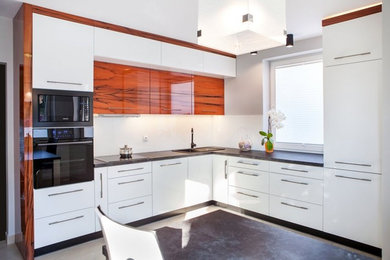 Example of a minimalist kitchen design in Richmond