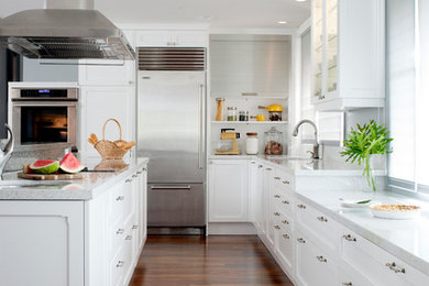 Inspiration for a large contemporary l-shaped dark wood floor and brown floor eat-in kitchen remodel in Hawaii with shaker cabinets, white cabinets, quartz countertops, an island, an undermount sink, white backsplash and stainless steel appliances