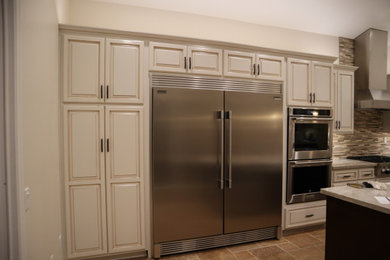 高級なトラディショナルスタイルのおしゃれなキッチン (レイズドパネル扉のキャビネット、白いキャビネット) の写真