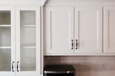 オースティンにあるトラディショナルスタイルのおしゃれなキッチン (落し込みパネル扉のキャビネット、白いキャビネット) の写真