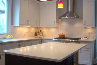 Example of a mid-sized classic u-shaped medium tone wood floor eat-in kitchen design in Chicago with shaker cabinets, white cabinets and an island
