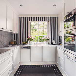 Idee per una cucina ad U classica di medie dimensioni con lavello sottopiano, ante con riquadro incassato, ante bianche e nessuna isola