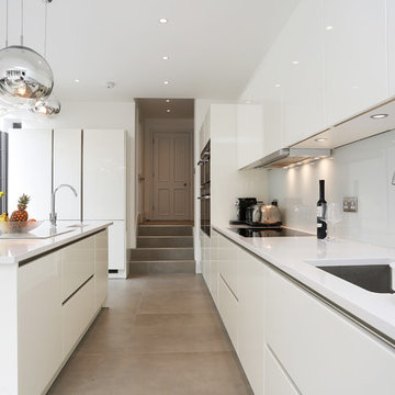 White gloss kitchen finish