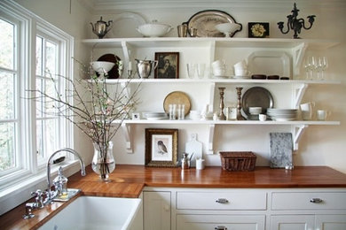 Imagen de cocina contemporánea de tamaño medio sin isla con fregadero sobremueble, armarios abiertos, puertas de armario blancas, encimera de madera y salpicadero blanco
