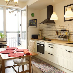 Idéer för att renovera ett litet nordiskt kök, med luckor med upphöjd panel, vita skåp, laminatbänkskiva, vitt stänkskydd, vita vitvaror, mellanmörkt trägolv, en dubbel diskho och stänkskydd i tunnelbanekakel