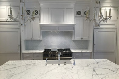 Klassisk inredning av ett stort linjärt kök och matrum, med en rustik diskho, skåp i shakerstil, vita skåp, marmorbänkskiva, grått stänkskydd, stänkskydd i stenkakel, rostfria vitvaror, klinkergolv i porslin och en köksö