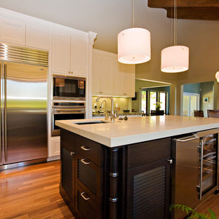 Design ideas for a large contemporary u-shaped eat-in kitchen in San Francisco with an undermount sink, louvered cabinets, white cabinets, quartzite benchtops, grey splashback, porcelain splashback, stainless steel appliances, medium hardwood floors, with island, brown floor and white benchtop.