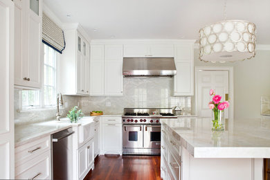 Idées déco pour une cuisine américaine moderne en L de taille moyenne avec un placard avec porte à panneau encastré, des portes de placard blanches, un plan de travail en quartz et îlot.