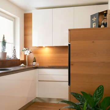 White kitchen with natural venner