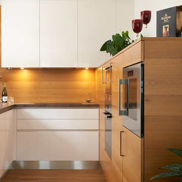 White kitchen with natural venner