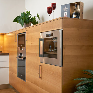 White kitchen with natural venner
