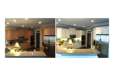 Inredning av ett klassiskt mellanstort kök, med luckor med upphöjd panel, vita skåp, granitbänkskiva, flerfärgad stänkskydd och en halv köksö