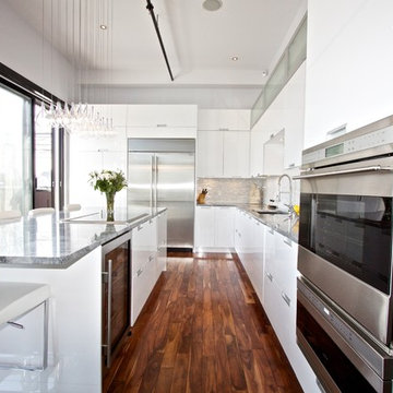 White Lacquered Pro-Kitchen @ Le OXXFORD Penthouse