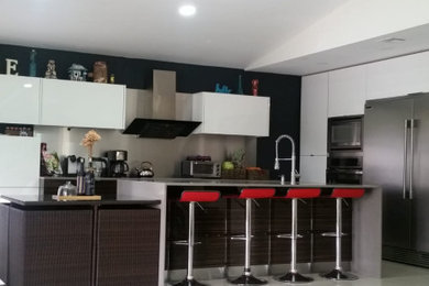 Foto de cocina minimalista con fregadero bajoencimera, salpicadero metalizado, electrodomésticos de acero inoxidable, suelo de baldosas de porcelana y suelo blanco