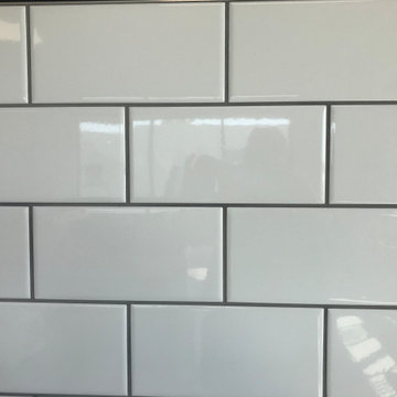 White porcelain tiles with grey grout