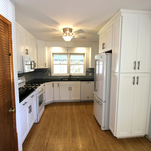 Foto di una piccola cucina chic con lavello sottopiano, ante lisce, ante bianche, top in granito, paraspruzzi blu, paraspruzzi con piastrelle diamantate, elettrodomestici bianchi e nessuna isola