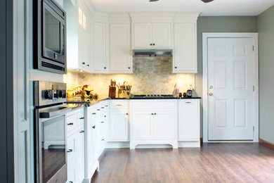 Idéer för att renovera ett mellanstort vintage kök, med en undermonterad diskho, luckor med infälld panel, vita skåp, bänkskiva i kvarts, beige stänkskydd, stänkskydd i keramik, rostfria vitvaror, vinylgolv och brunt golv